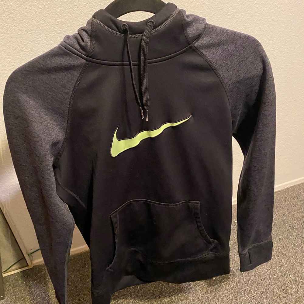 ✨black and green nike thermafit💚🖤
